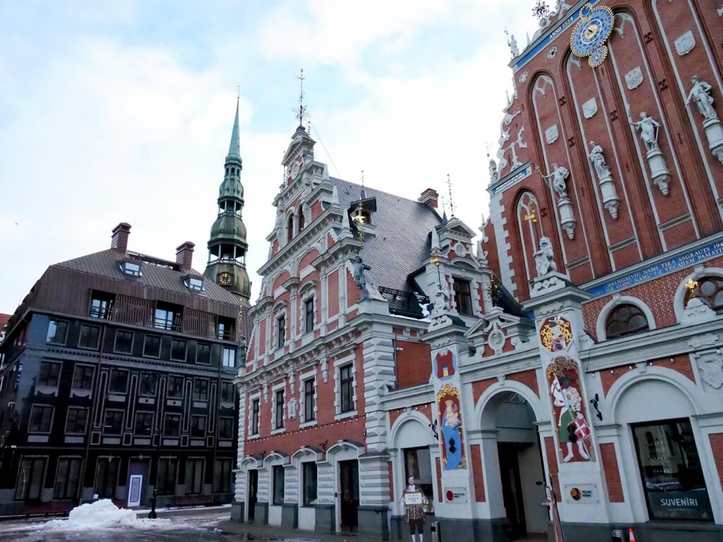 Riga főterén az újáépített fekete fejűek kereskedőháza