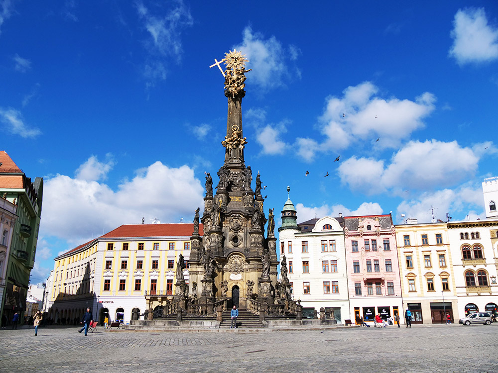Olmütz főterén a Szentháromság szobor, ami sok éven keresztül épült
