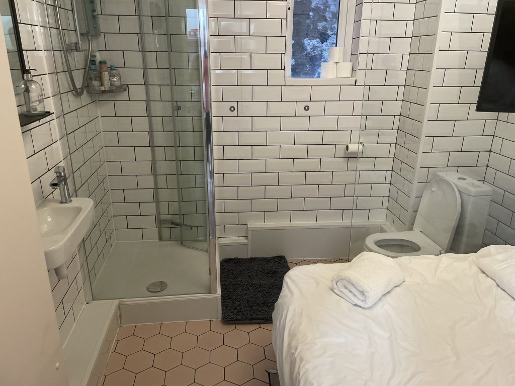 Airbnb-s szállás, ami valójában mindössze egy fürdőszoba