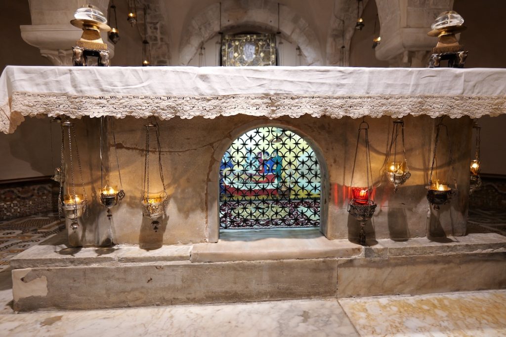 A Mikulás, avagy Szent Miklós sírja a róla elnevezett bazilikában
